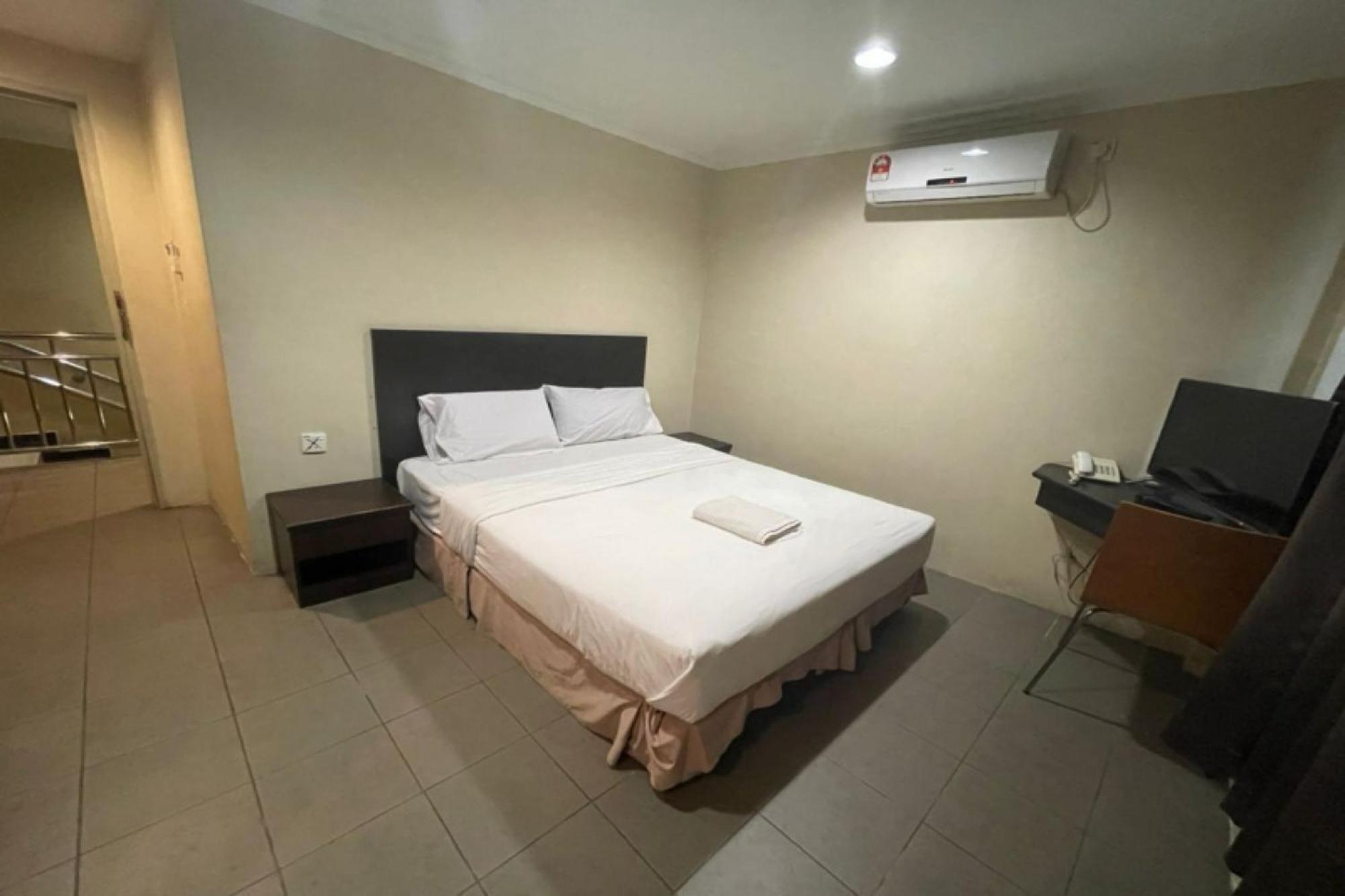 Oyo 90411 Perdana Hotel Labuan Exterior photo